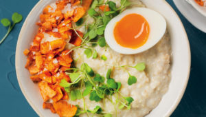 Savoury oats with eggs and paprika-coconut