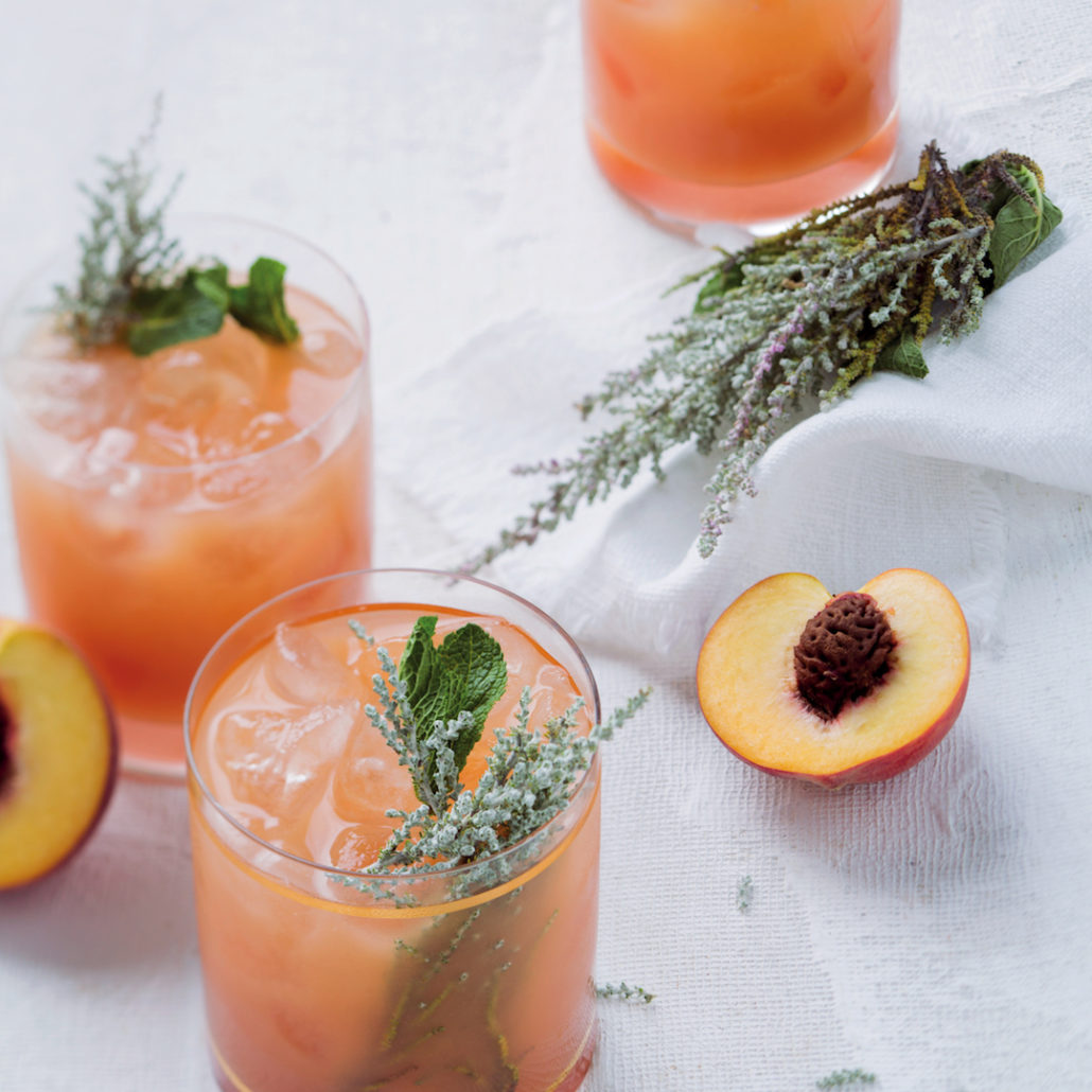 Peach, mint and elderflower cocktails