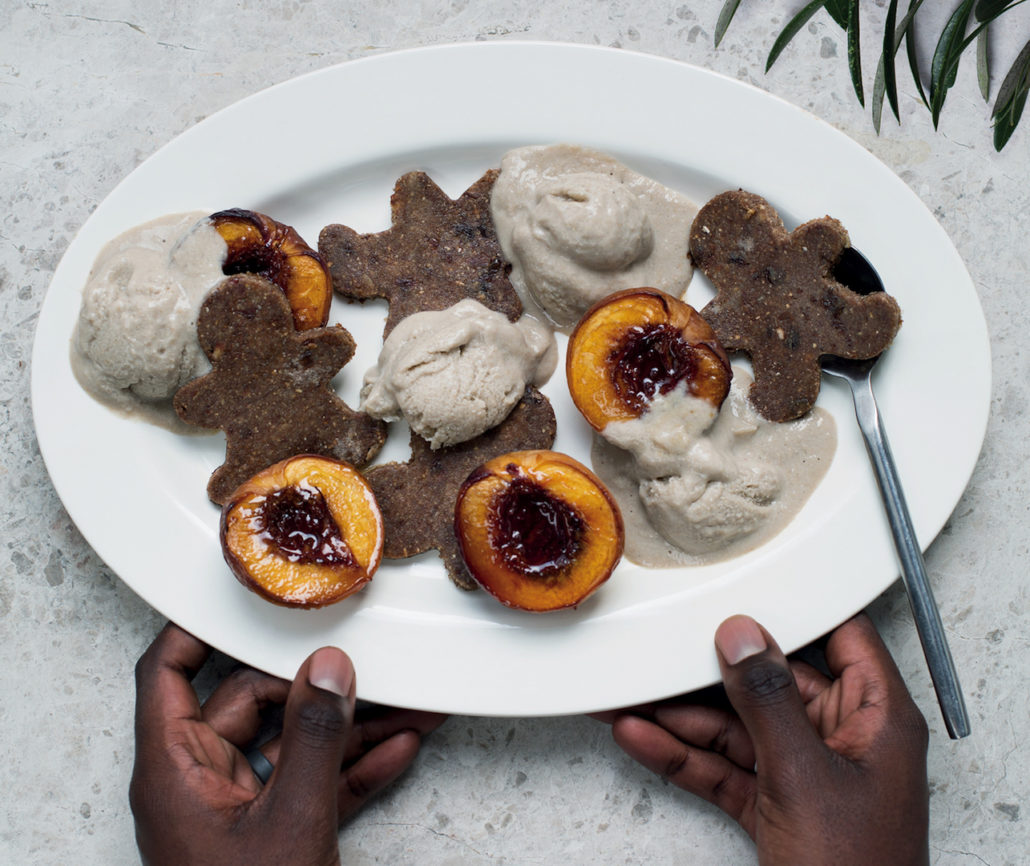 Raw gingerbread men with grilled peaches and oats-cream