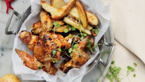 Tikka chicken wings with wedges