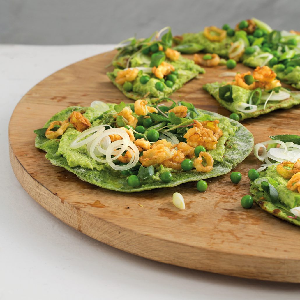 Spinach wraps with fried leeks and pea hummus